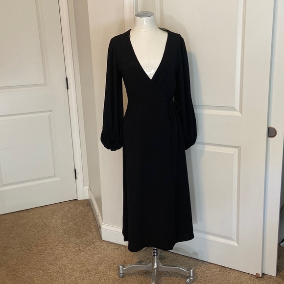 V-neck. Long sleeves.
Wrap front.
Front slit.
Straight hem. - Picture 1 of 3